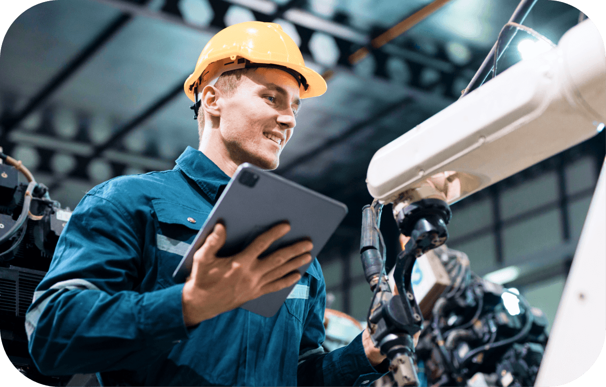 Jovem aprendiz com tablet na indústria