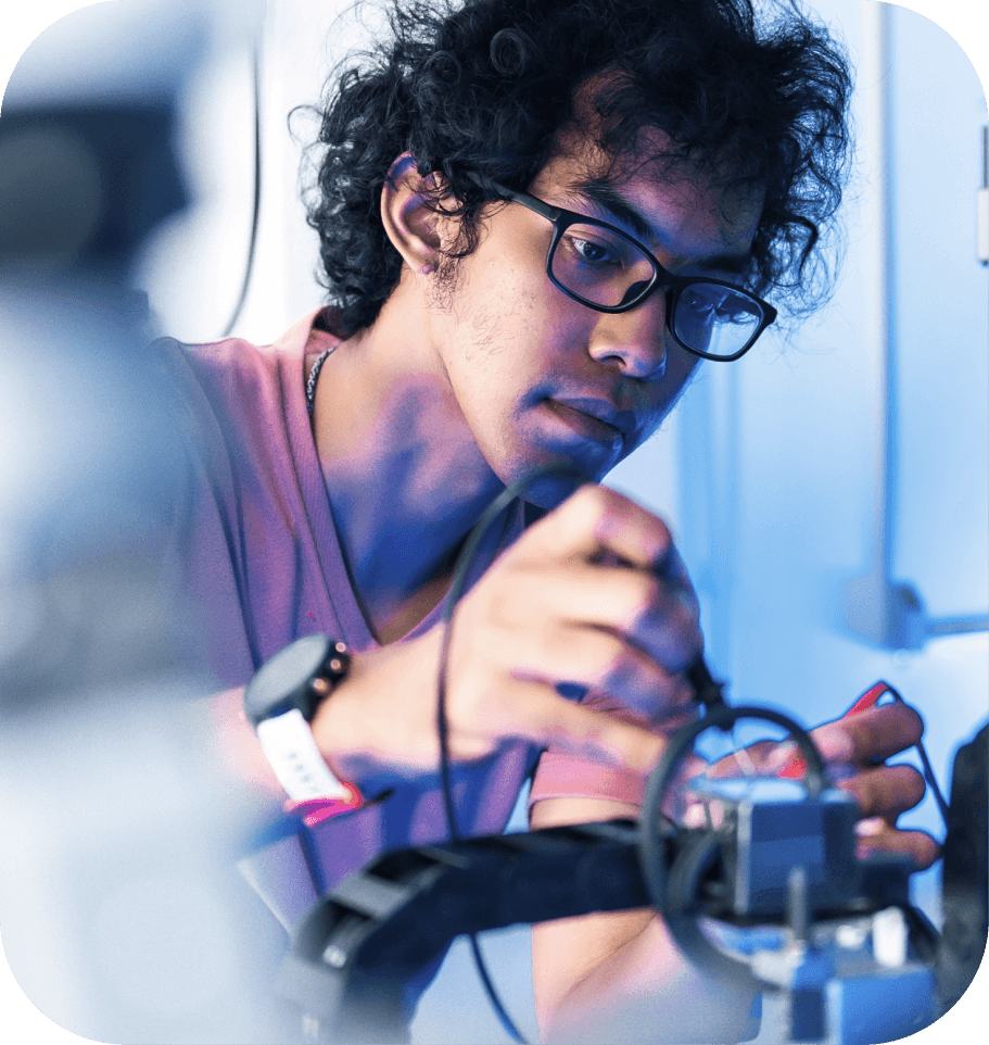 Jovem aprendiz trabalhando com eletrônica